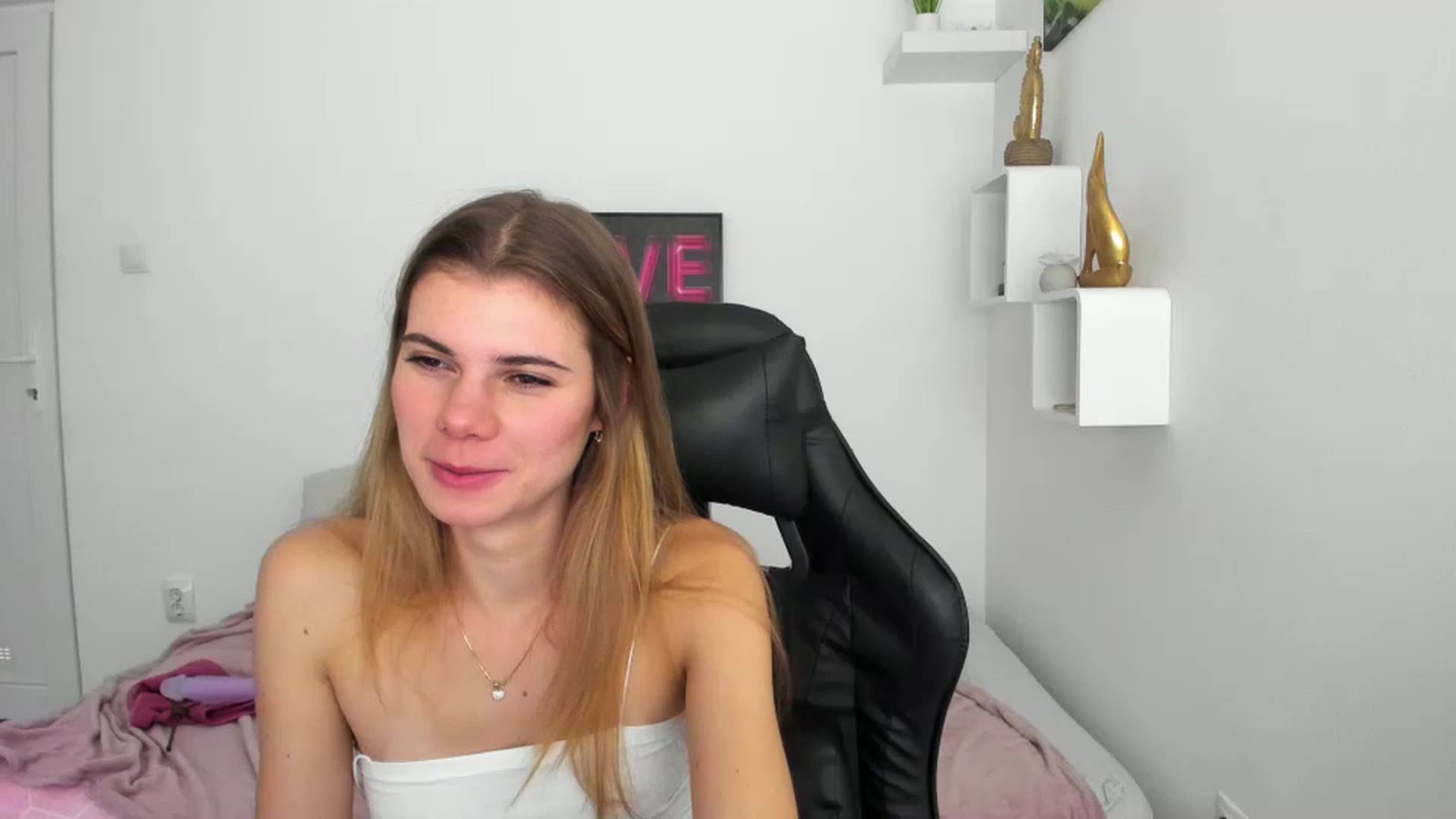 Gallery image thumbnail from RileyReid_18's myfreecams stream on, 12/08/2022, 20:13 image 12 of 20