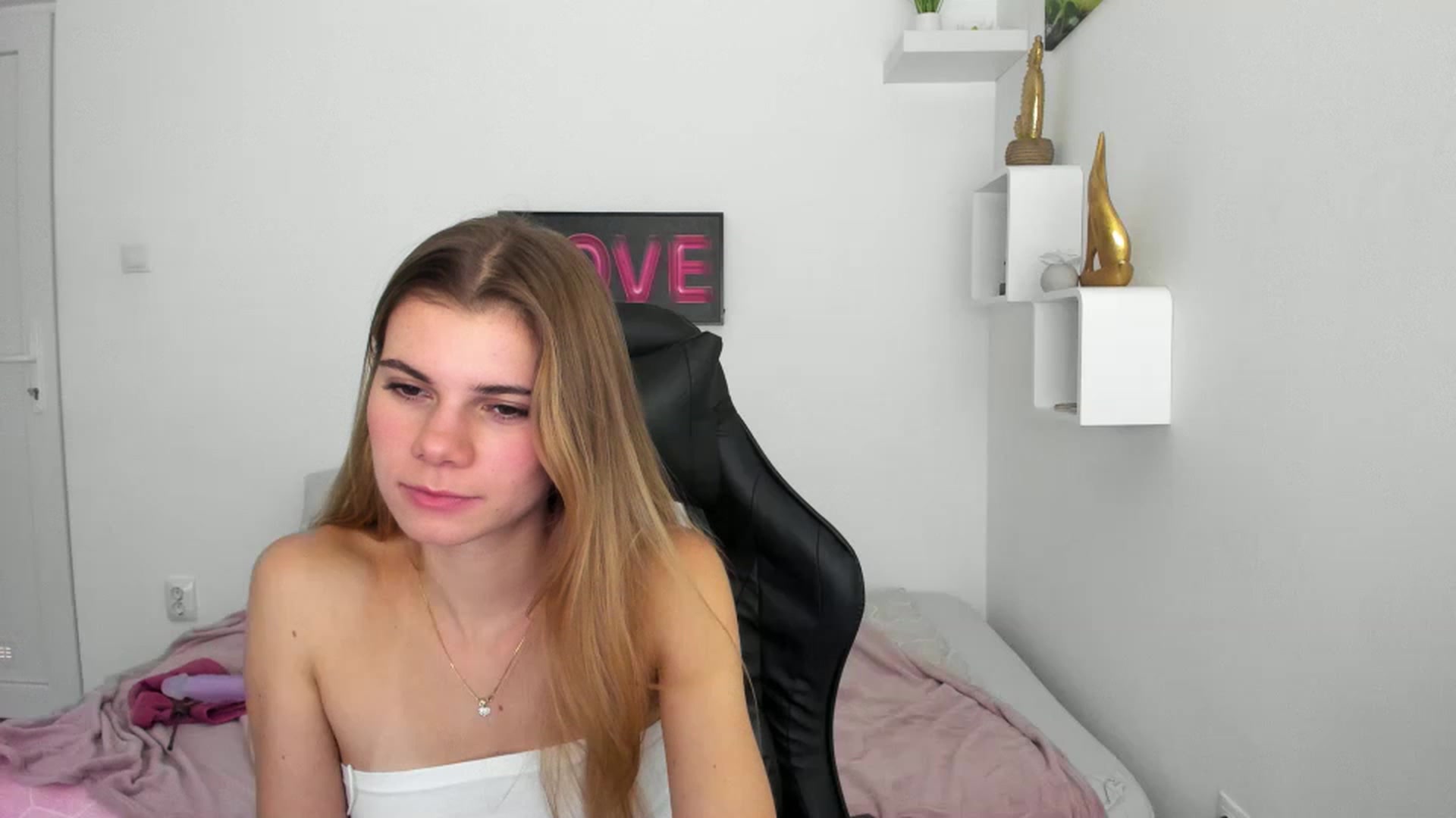 Gallery image thumbnail from RileyReid_18's myfreecams stream on, 12/08/2022, 20:13 image 5 of 20