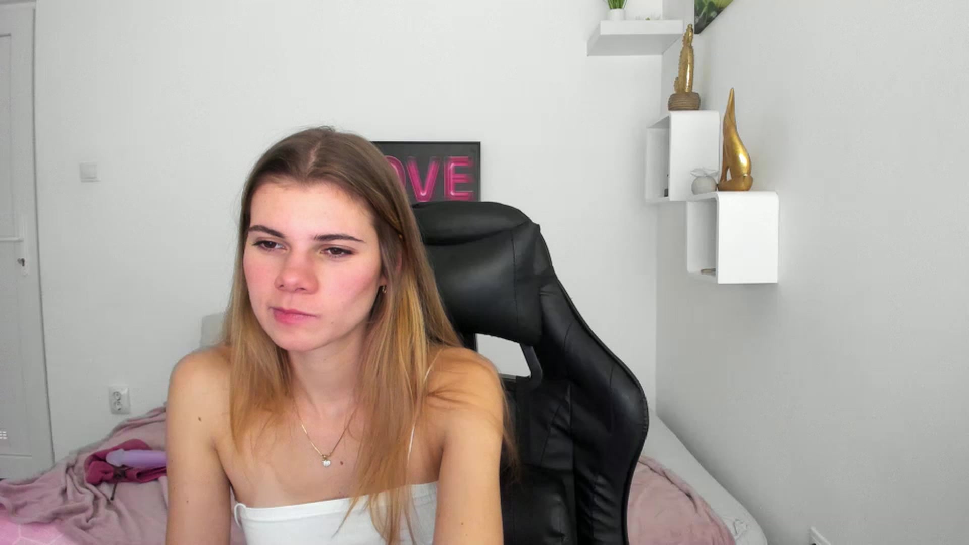 Gallery image thumbnail from RileyReid_18's myfreecams stream on, 12/08/2022, 20:13 image 13 of 20