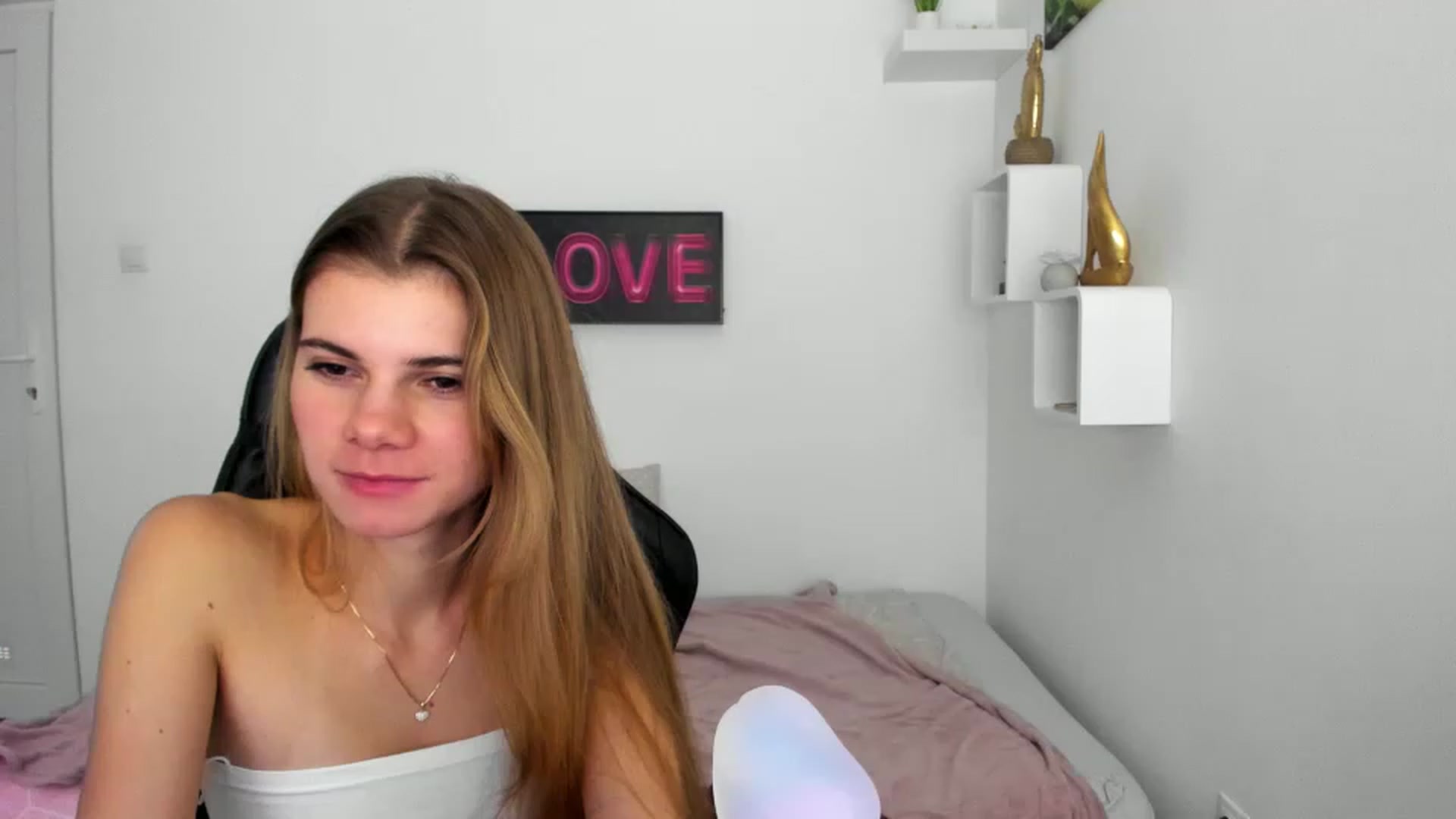 Gallery image thumbnail from RileyReid_18's myfreecams stream on, 12/08/2022, 20:49 image 7 of 20