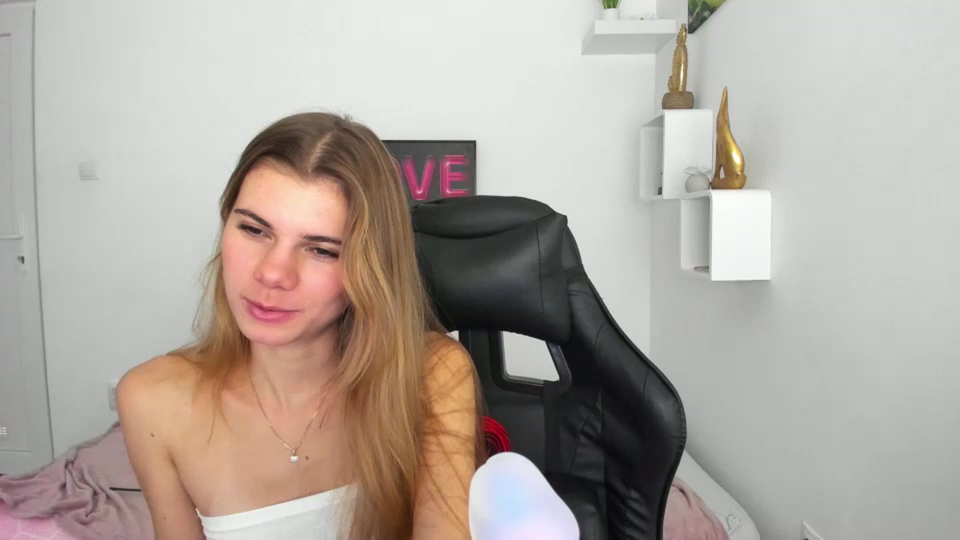 Gallery image thumbnail from RileyReid_18's myfreecams stream on, 12/08/2022, 20:49 image 10 of 20