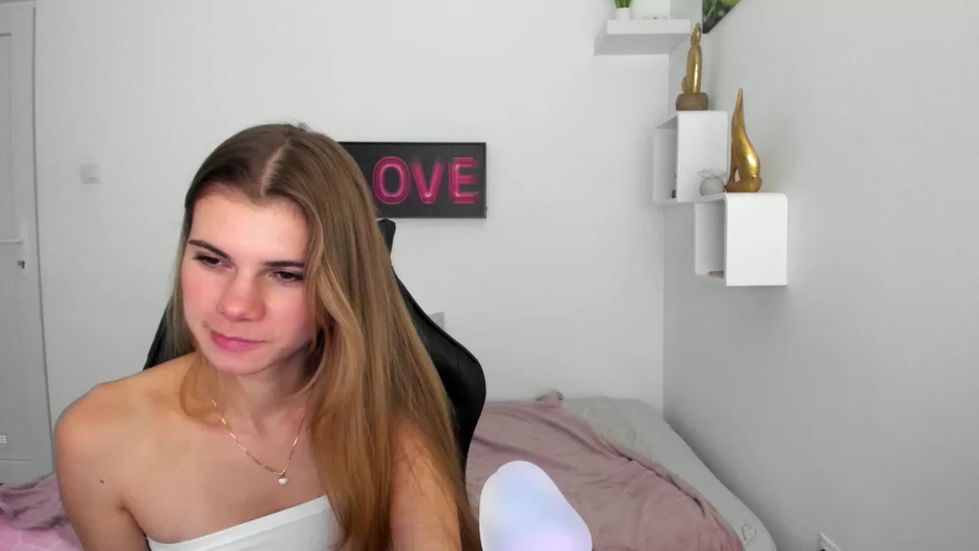 Gallery image thumbnail from RileyReid_18's myfreecams stream on, 12/08/2022, 20:49 image 8 of 20