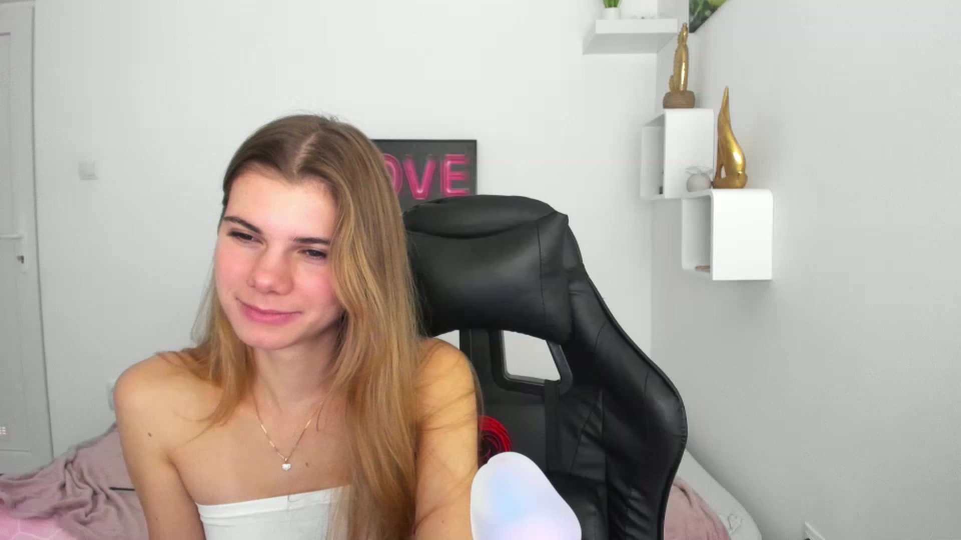 Gallery image thumbnail from RileyReid_18's myfreecams stream on, 12/08/2022, 20:49 image 11 of 20
