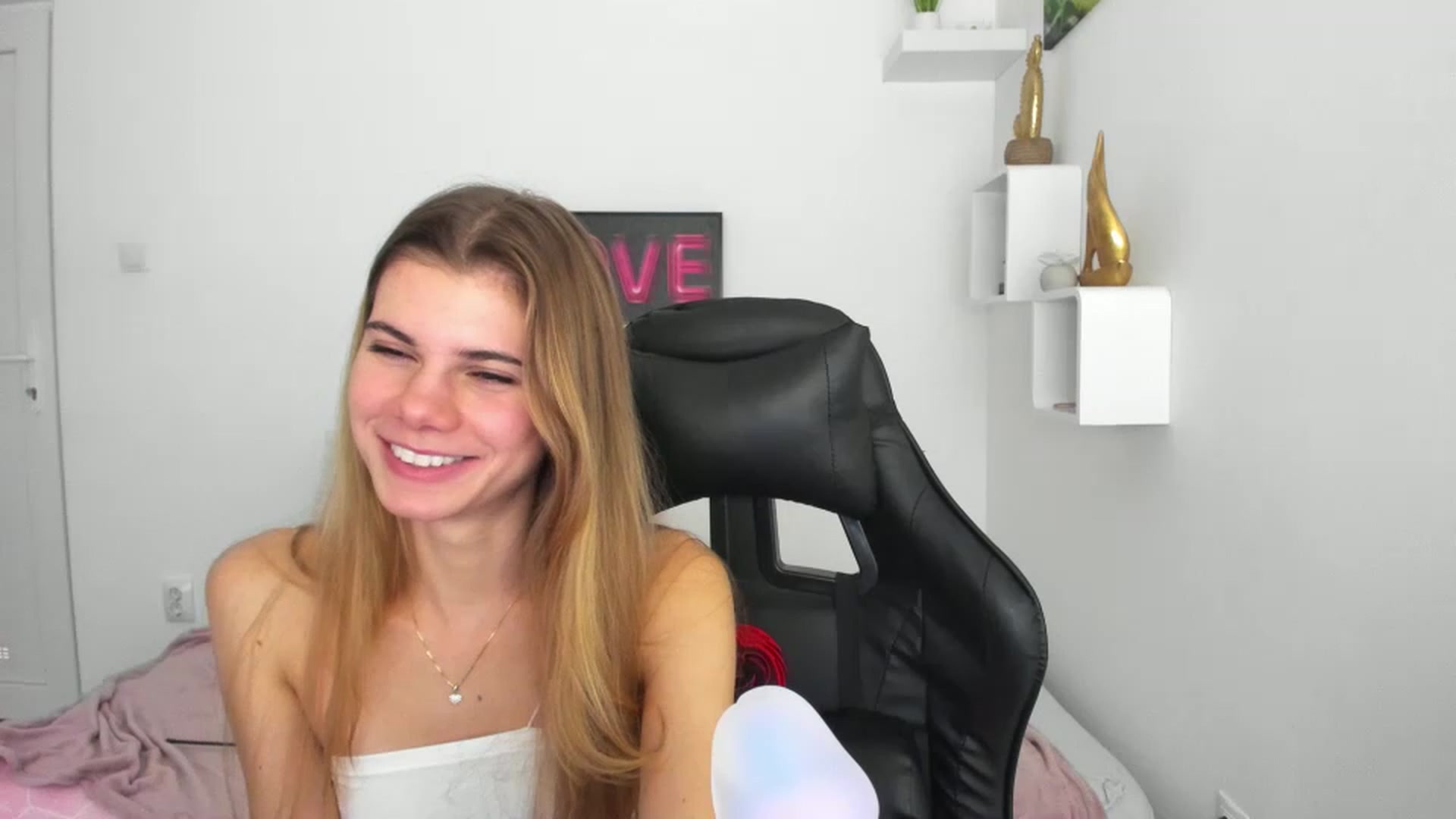 Gallery image thumbnail from RileyReid_18's myfreecams stream on, 12/08/2022, 20:49 image 13 of 20