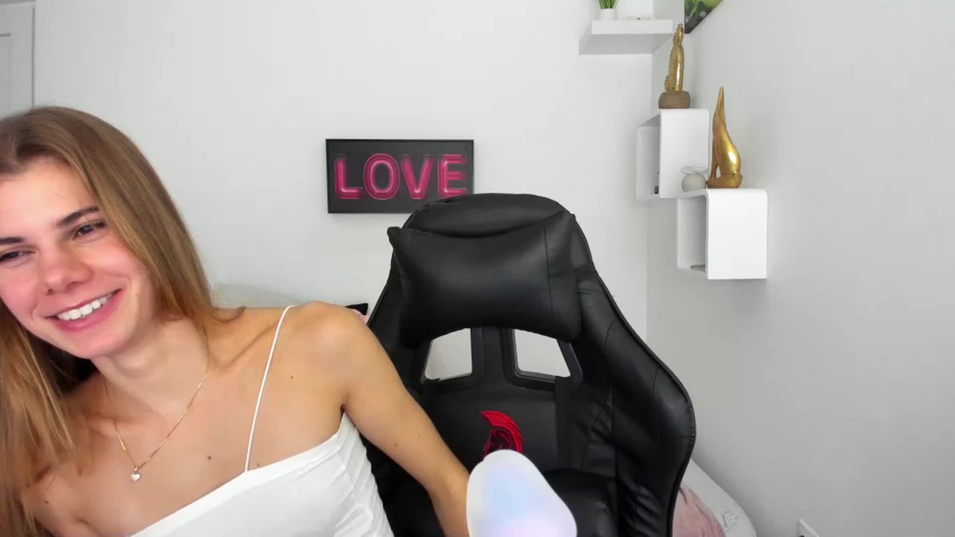 Gallery image thumbnail from RileyReid_18's myfreecams stream on, 12/08/2022, 20:49 image 14 of 20