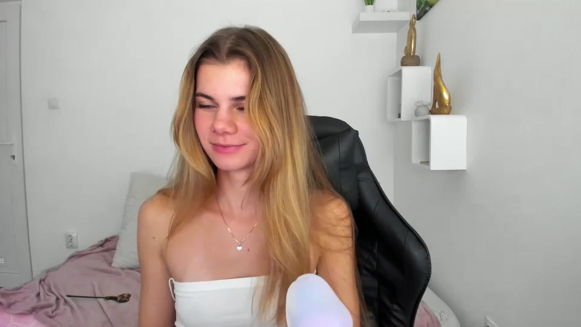 Gallery image thumbnail from RileyReid_18's myfreecams stream on, 12/08/2022, 20:49 image 9 of 20