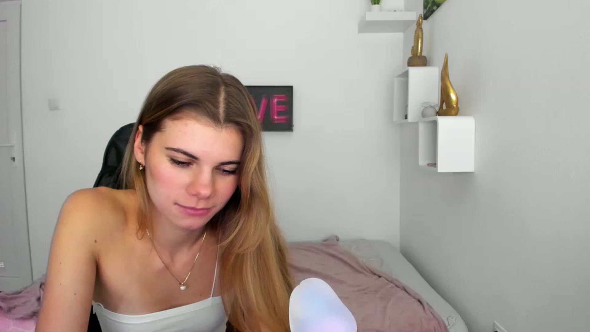 Gallery image thumbnail from RileyReid_18's myfreecams stream on, 12/08/2022, 20:49 image 6 of 20