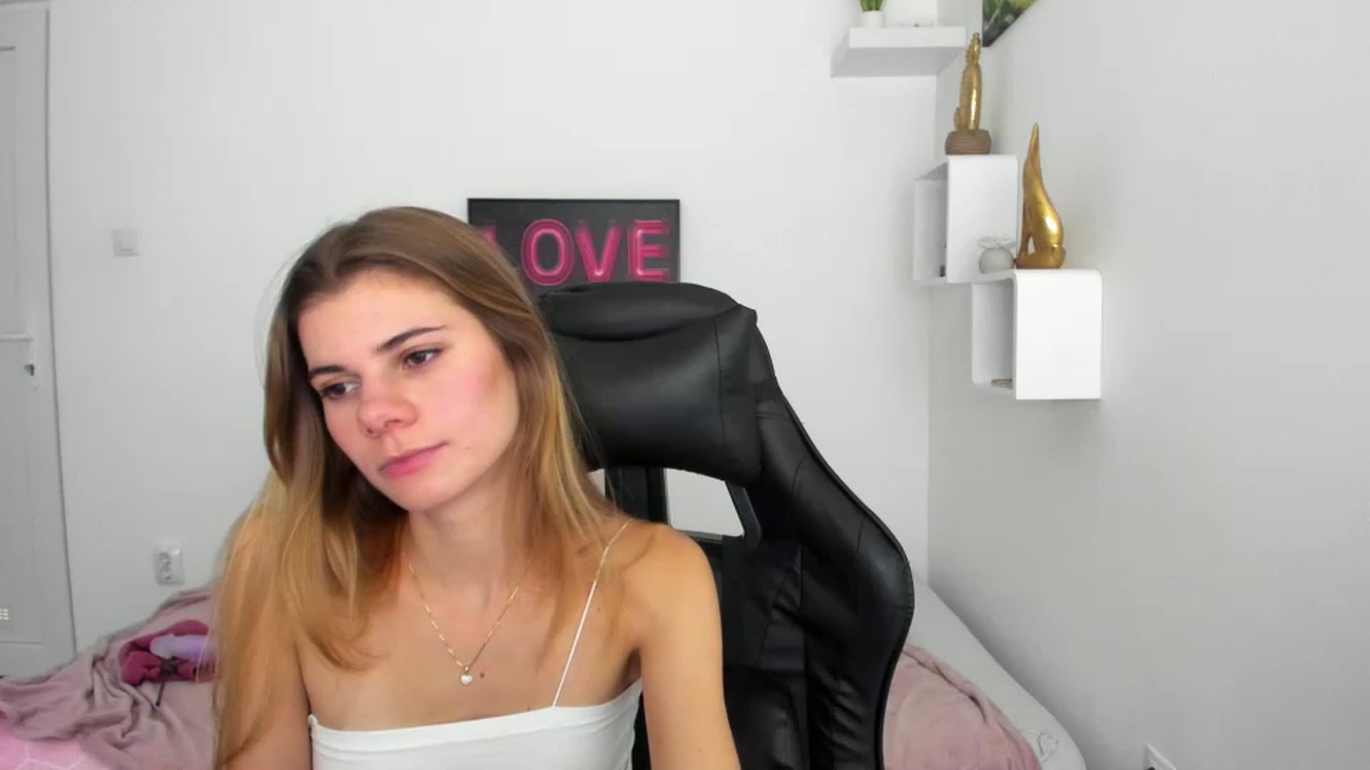 Gallery image thumbnail from RileyReid_18's myfreecams stream on, 12/08/2022, 20:49 image 2 of 20