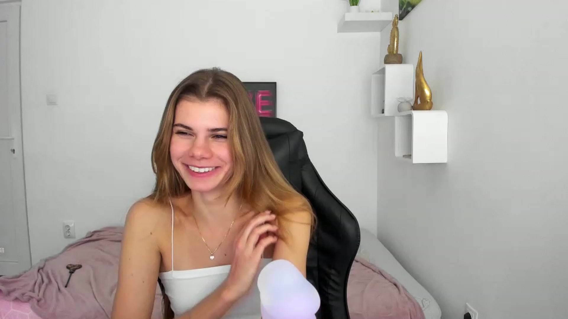 Gallery image thumbnail from RileyReid_18's myfreecams stream on, 12/08/2022, 21:47 image 16 of 20