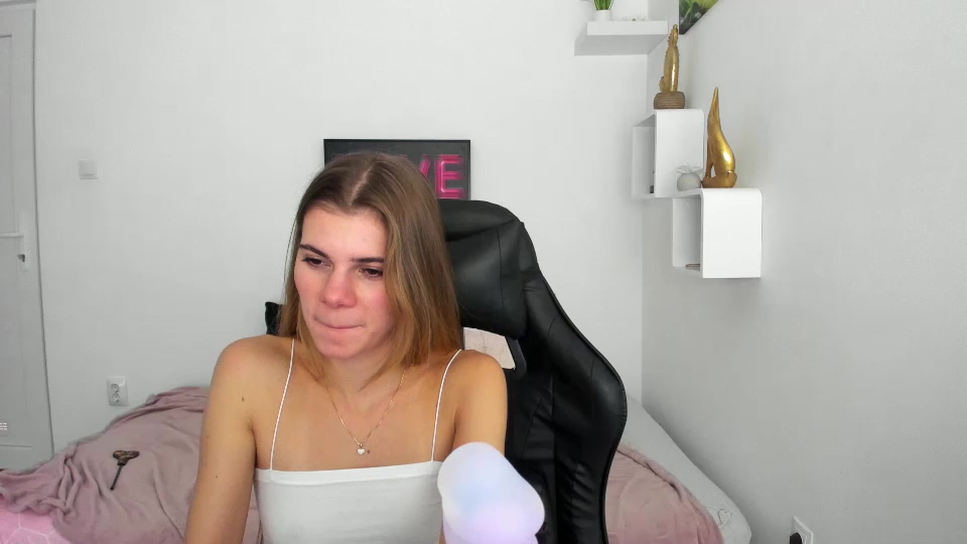 Gallery image thumbnail from RileyReid_18's myfreecams stream on, 12/08/2022, 21:47 image 19 of 20