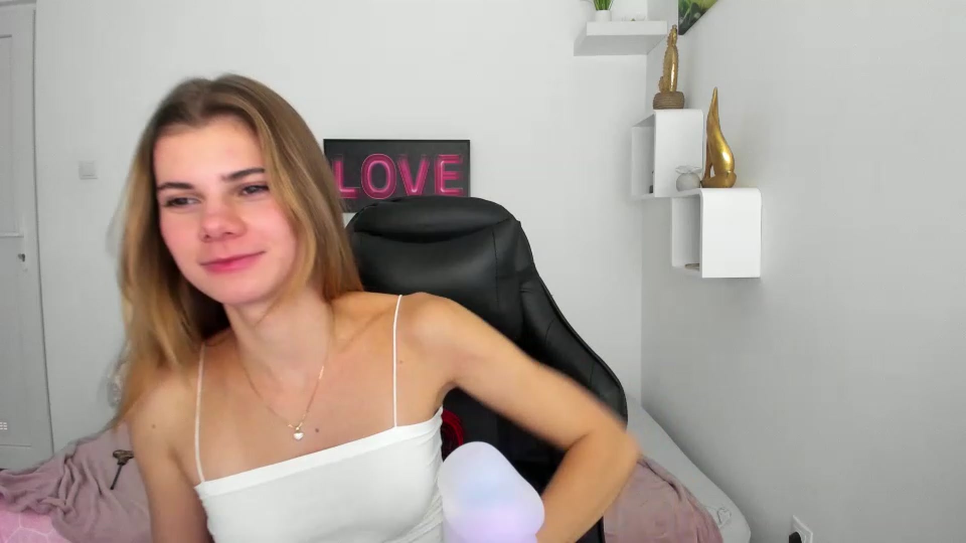 Gallery image thumbnail from RileyReid_18's myfreecams stream on, 12/08/2022, 21:47 image 17 of 20