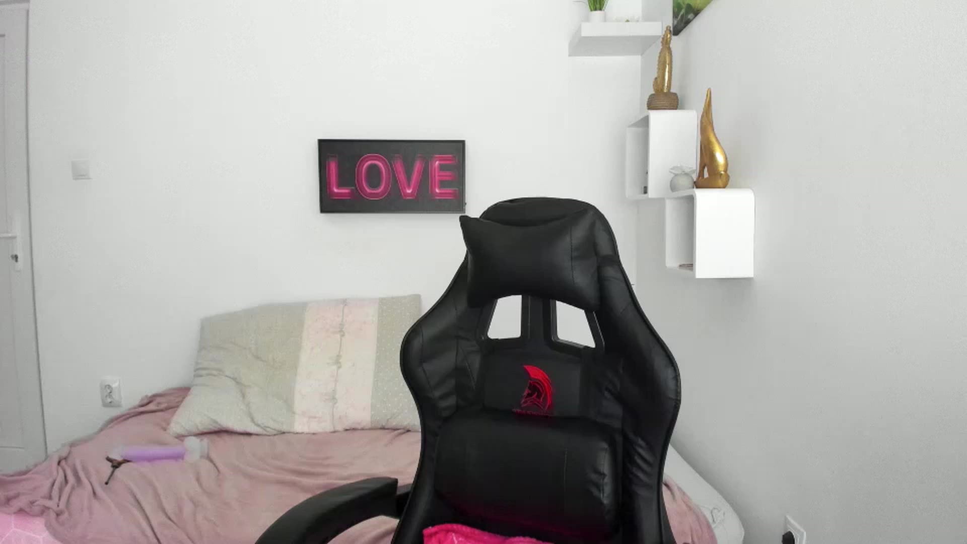 Gallery image thumbnail from RileyReid_18's myfreecams stream on, 12/08/2022, 23:06 image 19 of 20