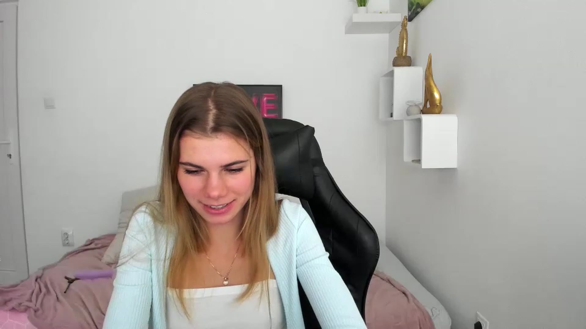 Gallery image thumbnail from RileyReid_18's myfreecams stream on, 12/08/2022, 23:06 image 16 of 20