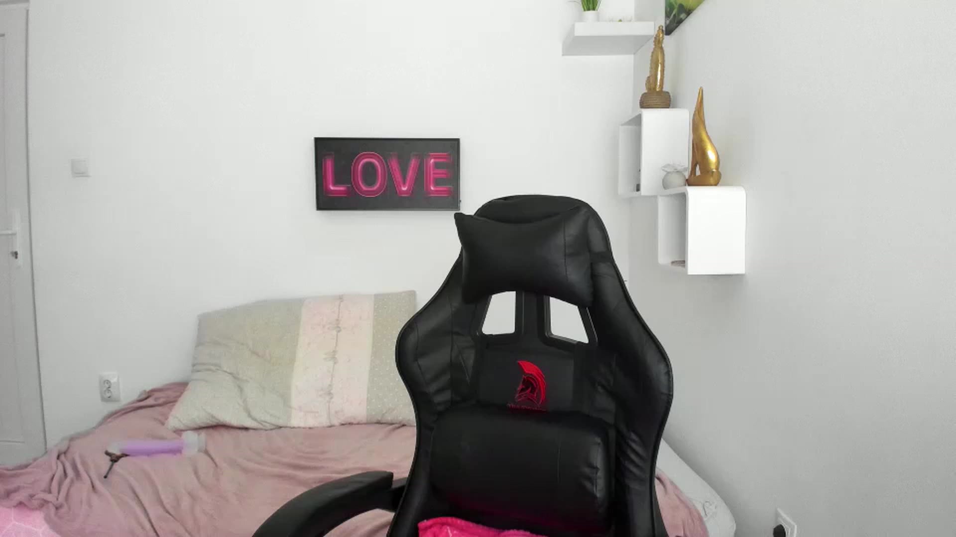 Gallery image thumbnail from RileyReid_18's myfreecams stream on, 12/08/2022, 23:06 image 18 of 20