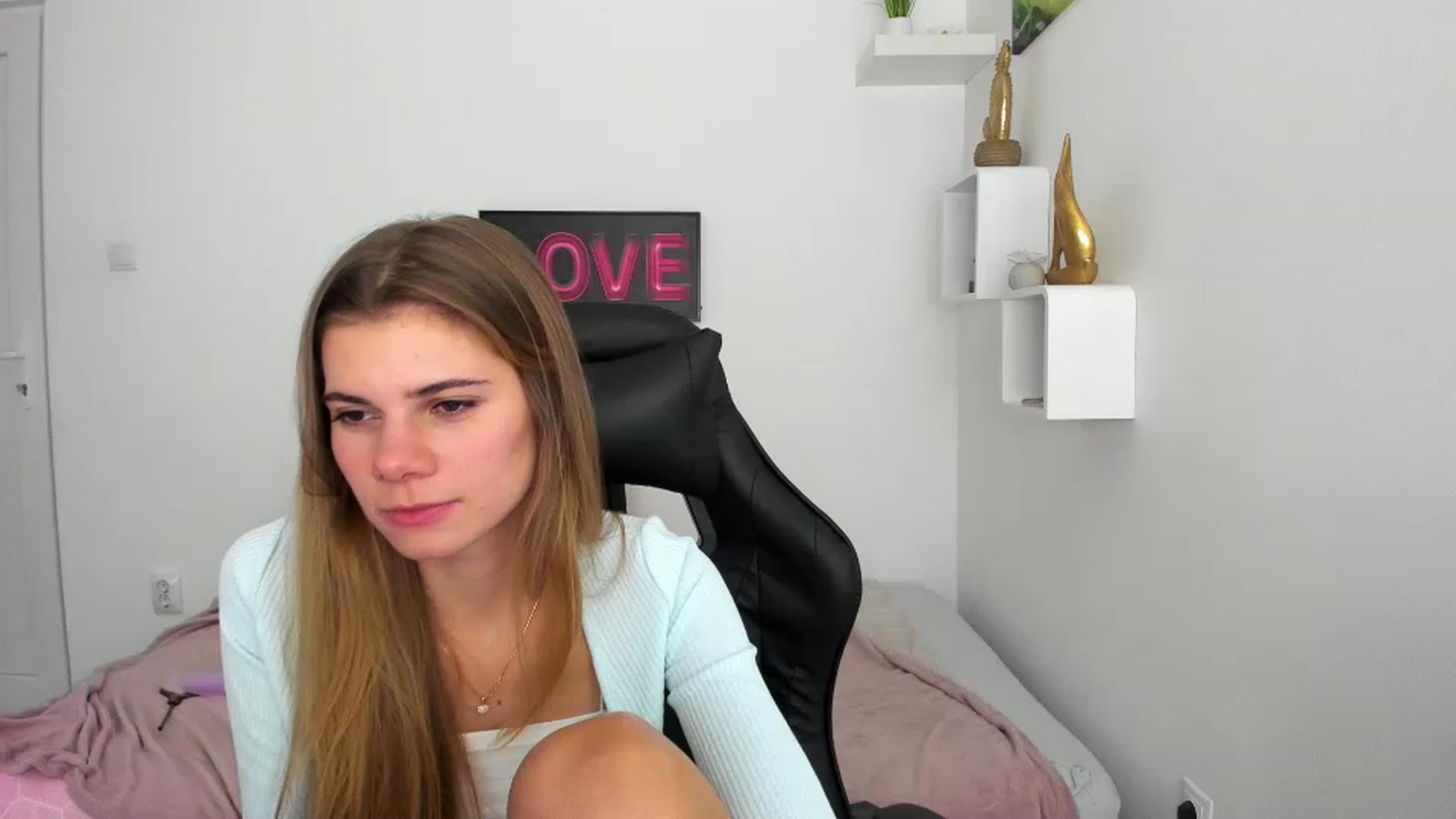 Gallery image thumbnail from RileyReid_18's myfreecams stream on, 12/08/2022, 23:06 image 1 of 20