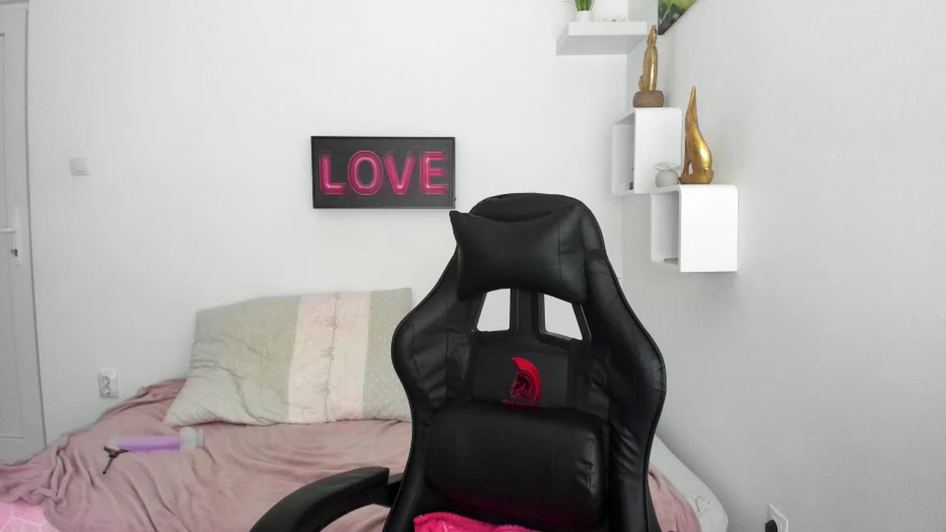 Gallery image thumbnail from RileyReid_18's myfreecams stream on, 12/08/2022, 23:06 image 20 of 20