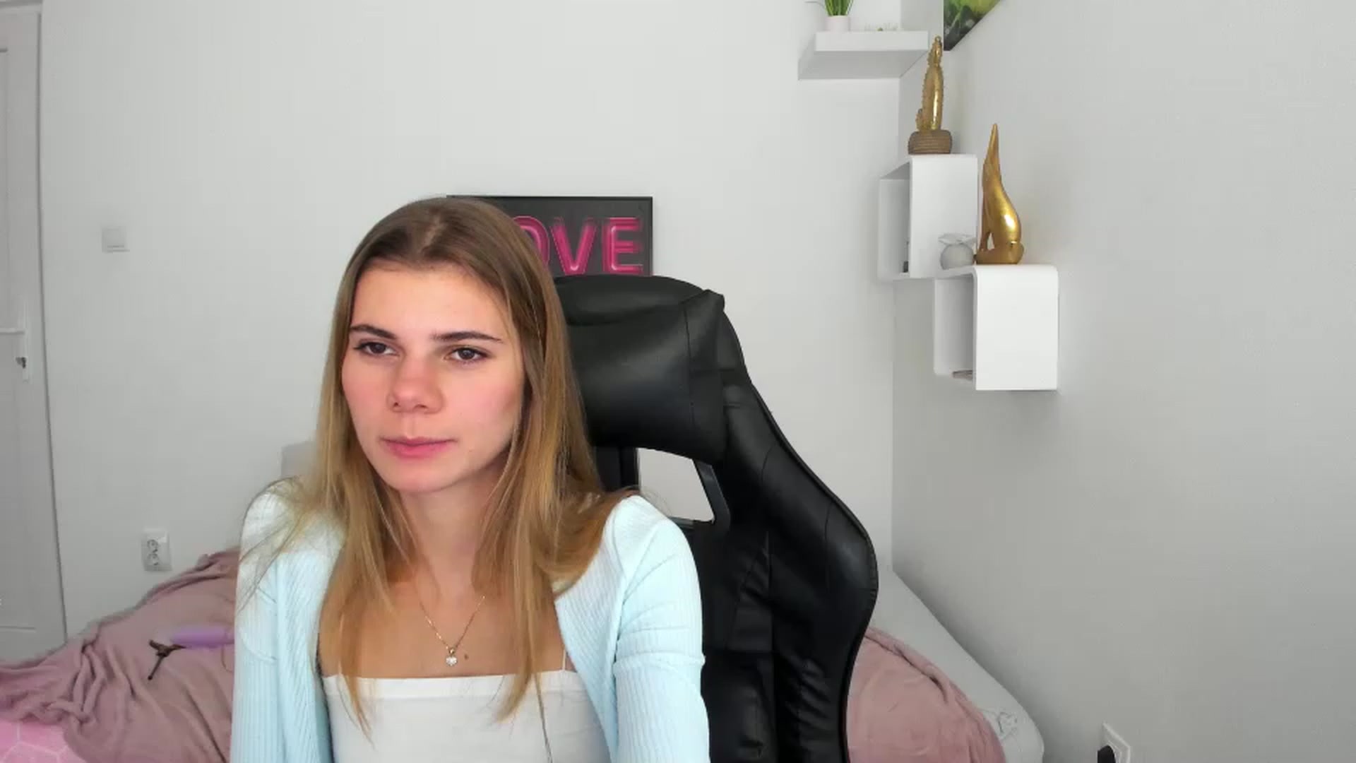 Gallery image thumbnail from RileyReid_18's myfreecams stream on, 12/08/2022, 23:06 image 13 of 20
