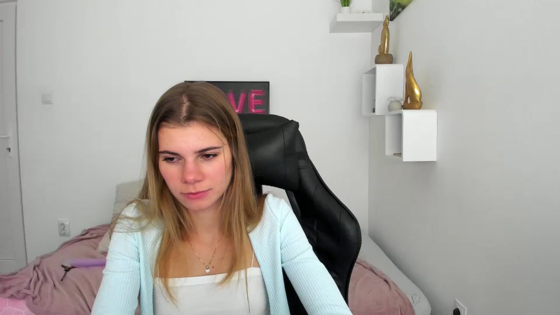 Gallery image thumbnail from RileyReid_18's myfreecams stream on, 12/08/2022, 23:06 image 11 of 20