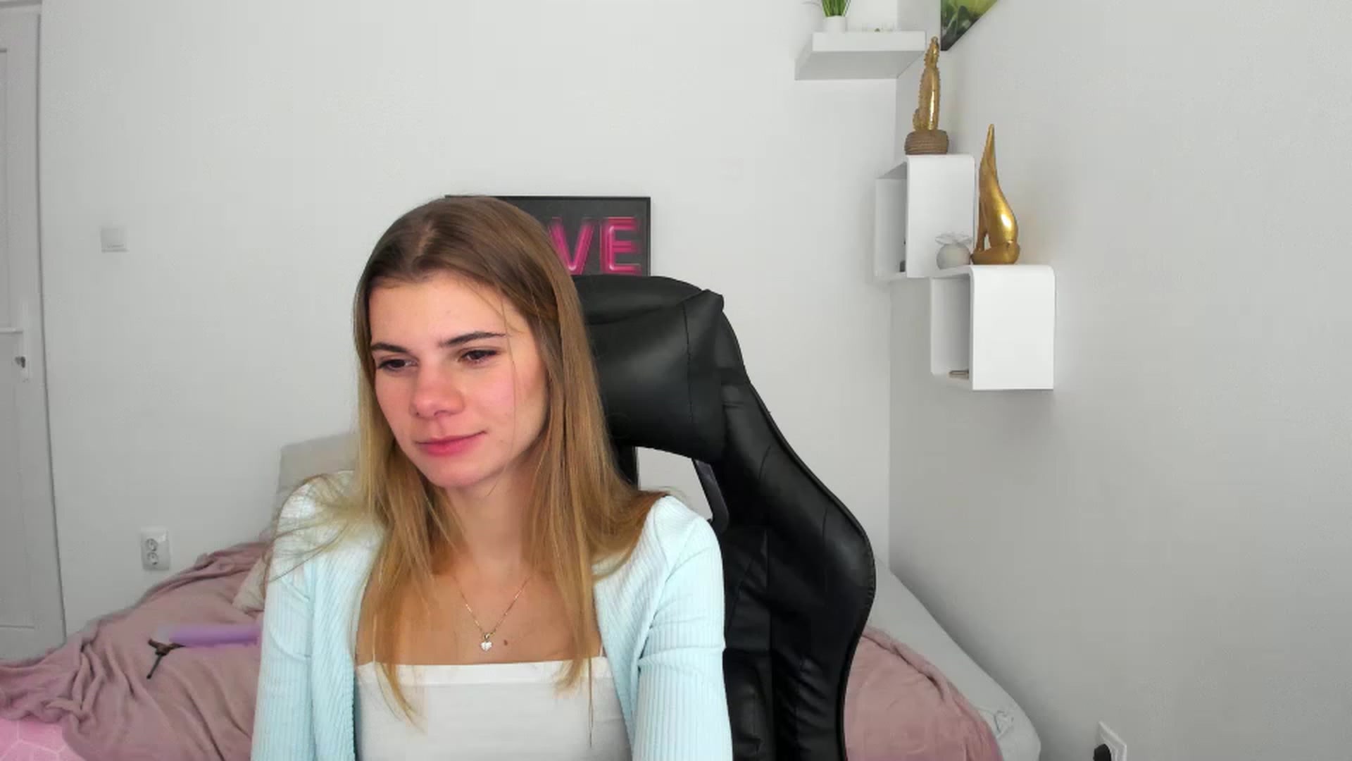 Gallery image thumbnail from RileyReid_18's myfreecams stream on, 12/08/2022, 23:06 image 12 of 20