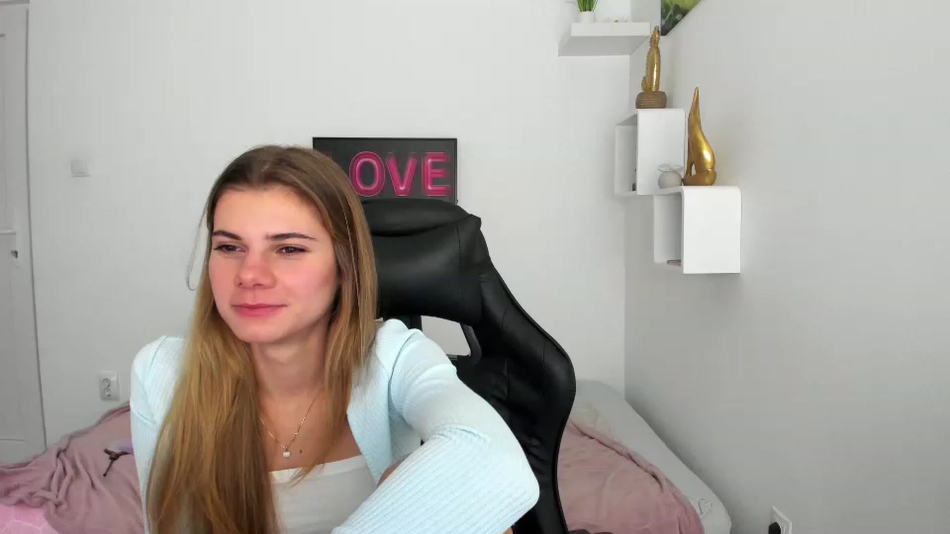Gallery image thumbnail from RileyReid_18's myfreecams stream on, 12/08/2022, 23:06 image 3 of 20