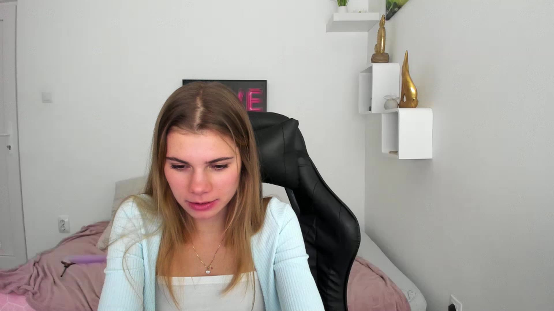 Gallery image thumbnail from RileyReid_18's myfreecams stream on, 12/08/2022, 23:06 image 15 of 20