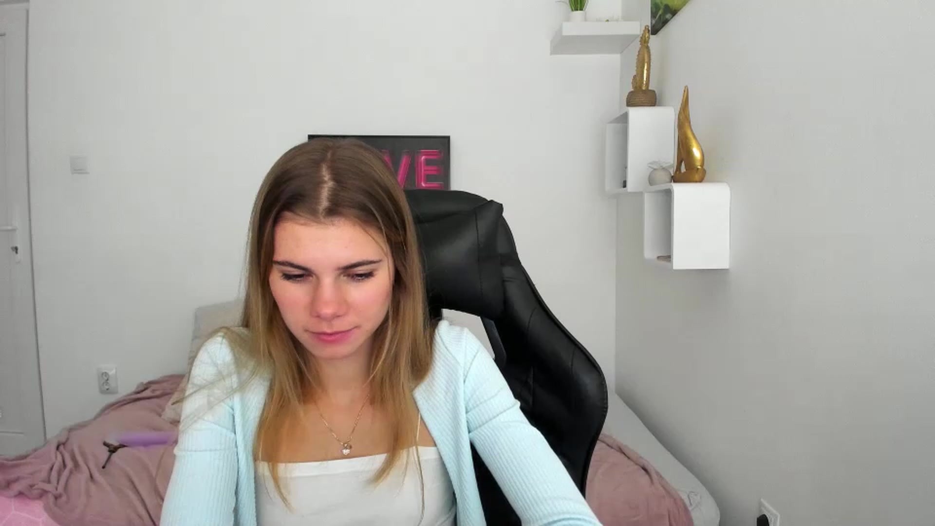 Gallery image thumbnail from RileyReid_18's myfreecams stream on, 12/08/2022, 23:06 image 14 of 20