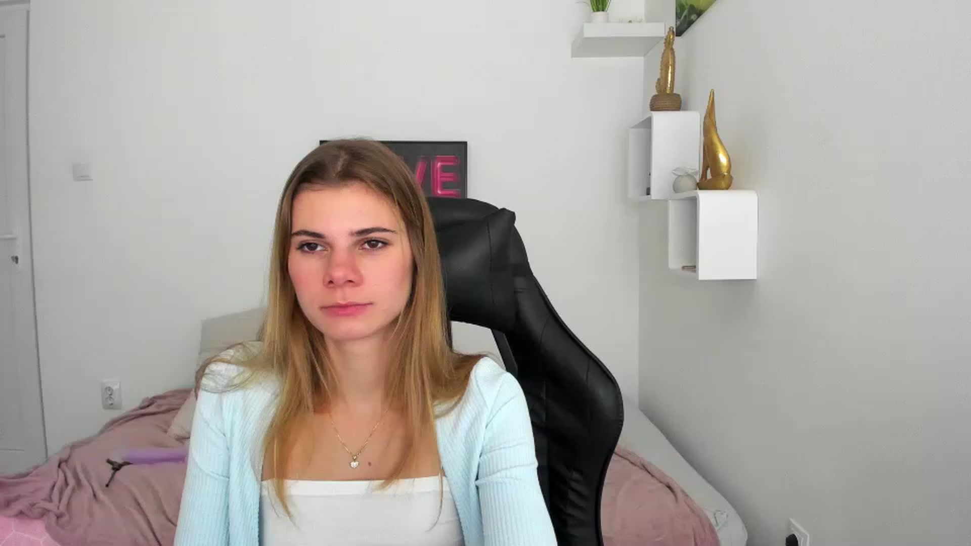 Gallery image thumbnail from RileyReid_18's myfreecams stream on, 12/08/2022, 23:06 image 10 of 20