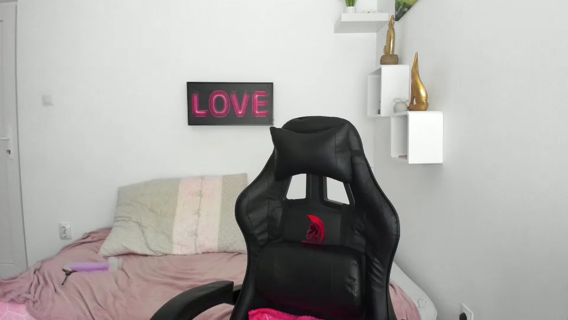 Gallery image thumbnail from RileyReid_18's myfreecams stream on, 12/08/2022, 23:06 image 17 of 20