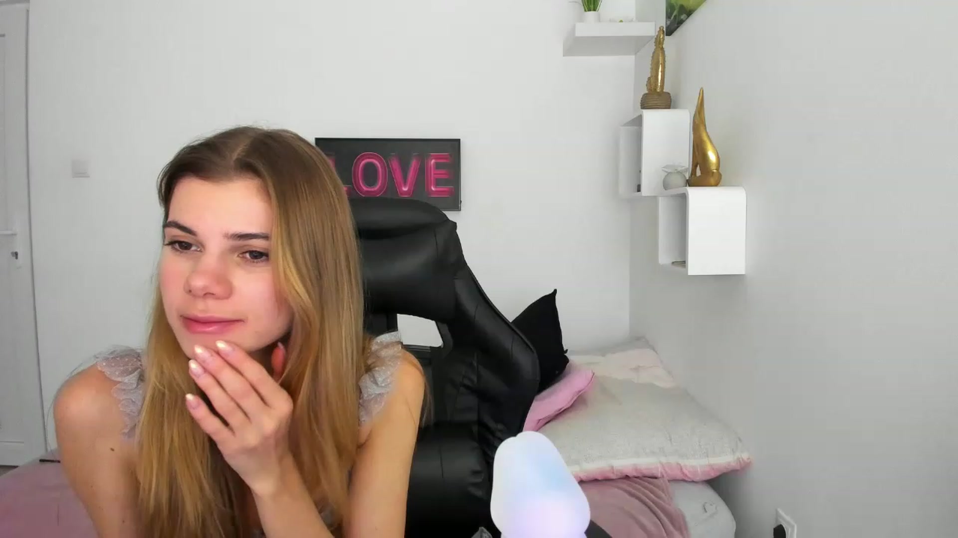 Gallery image thumbnail from RileyReid_18's myfreecams stream on, 12/10/2022, 12:56 image 16 of 20
