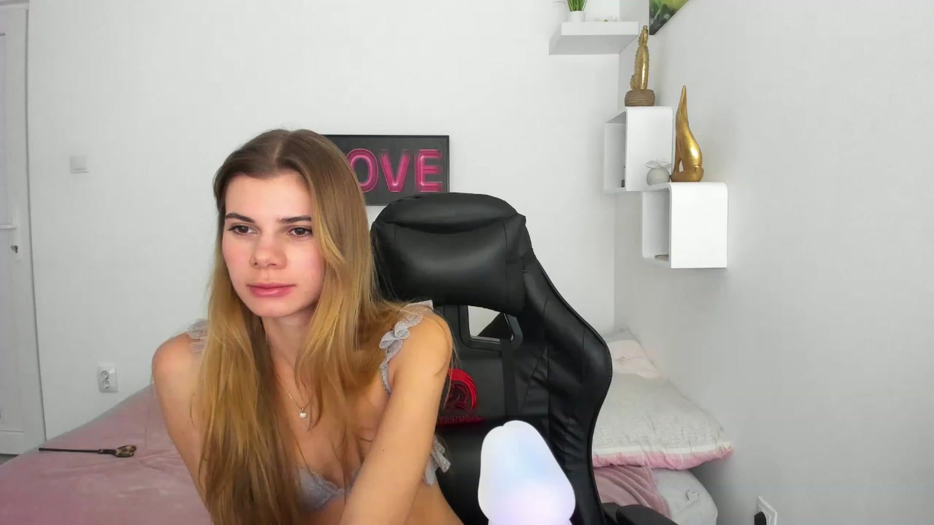 Gallery image thumbnail from RileyReid_18's myfreecams stream on, 12/10/2022, 12:56 image 13 of 20