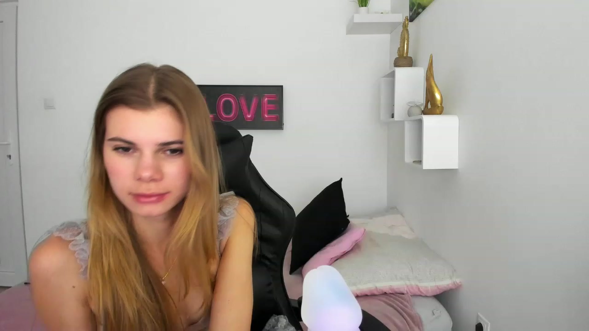 Gallery image thumbnail from RileyReid_18's myfreecams stream on, 12/10/2022, 12:56 image 14 of 20