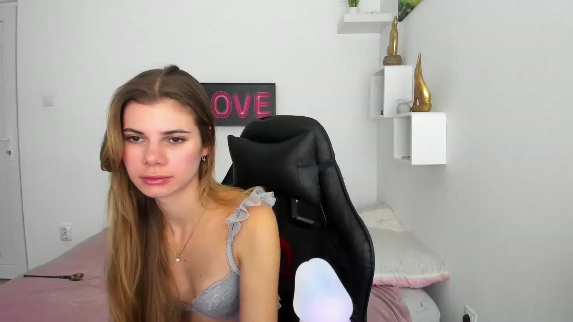 Gallery image thumbnail from RileyReid_18's myfreecams stream on, 12/10/2022, 13:44 image 9 of 20