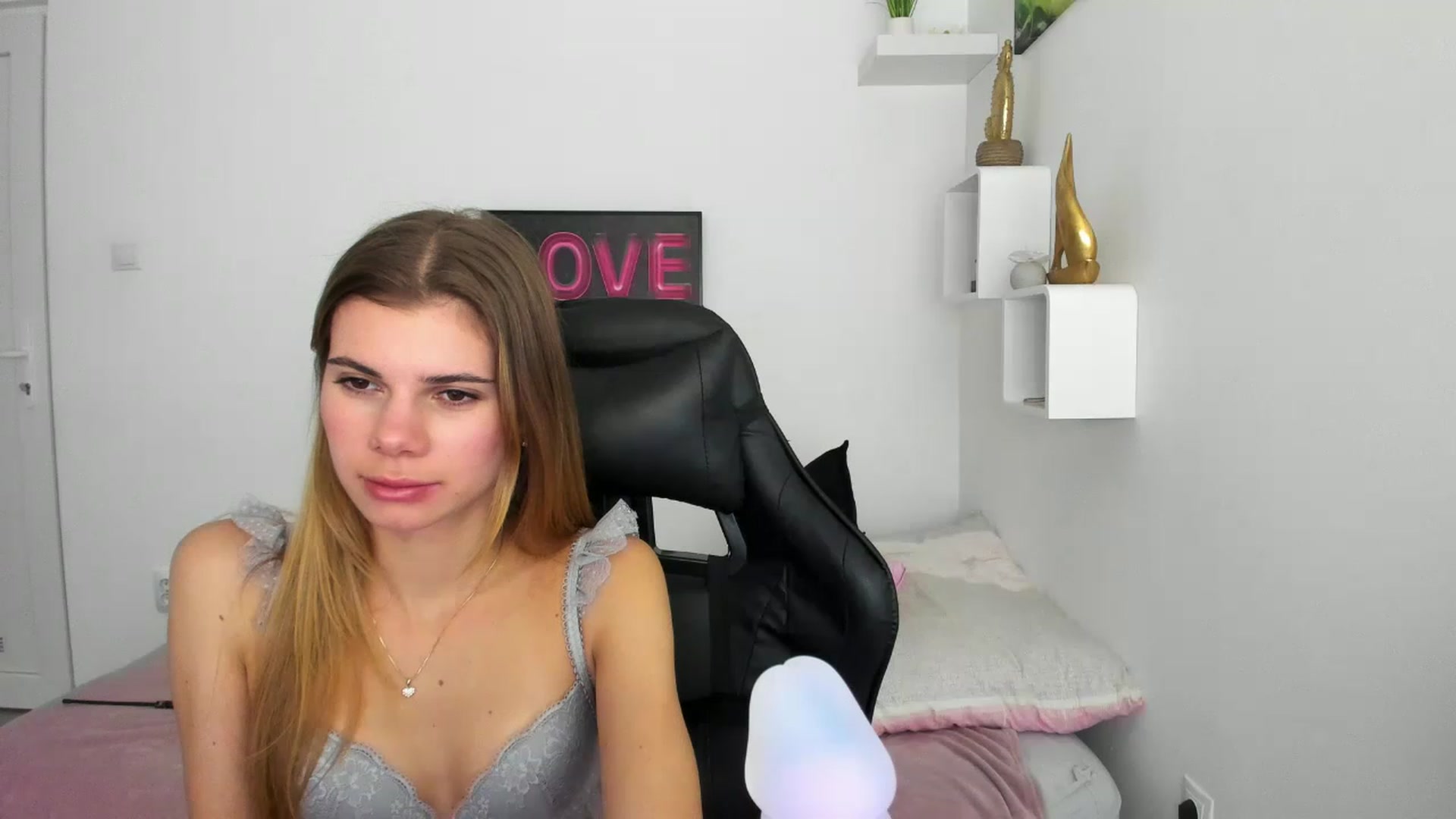 Gallery image thumbnail from RileyReid_18's myfreecams stream on, 12/10/2022, 13:44 image 15 of 20
