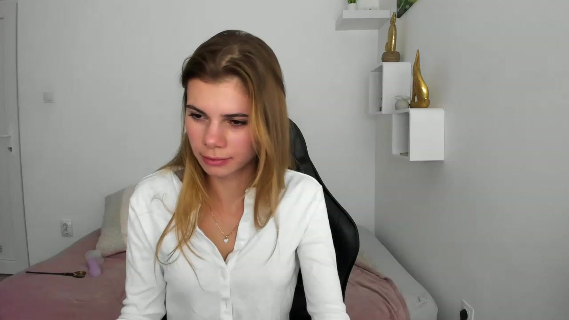Gallery image thumbnail from RileyReid_18's myfreecams stream on, 12/10/2022, 15:23 image 2 of 20