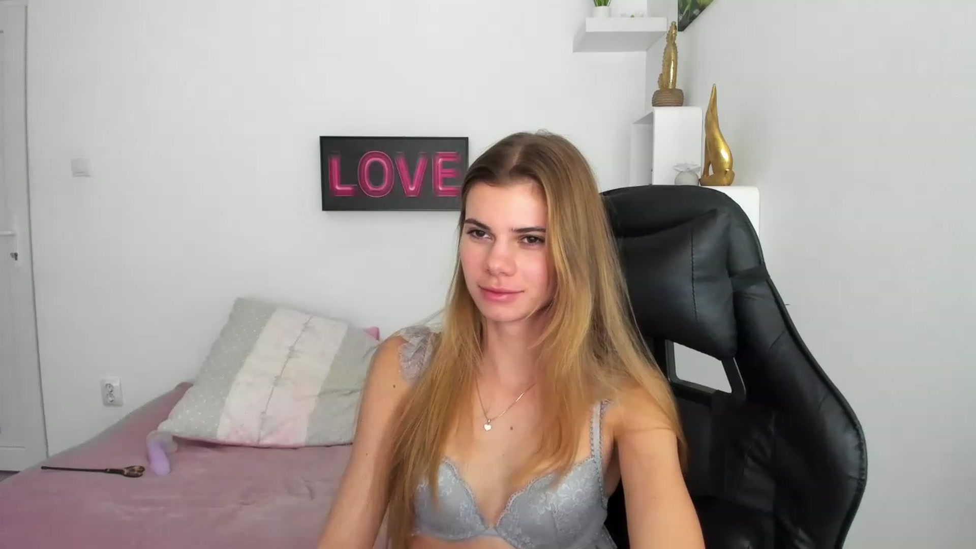 Gallery image thumbnail from RileyReid_18's myfreecams stream on, 12/10/2022, 15:23 image 16 of 20