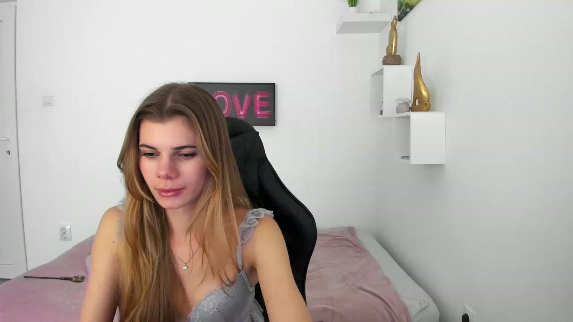 Gallery image thumbnail from RileyReid_18's myfreecams stream on, 12/10/2022, 16:11 image 9 of 20