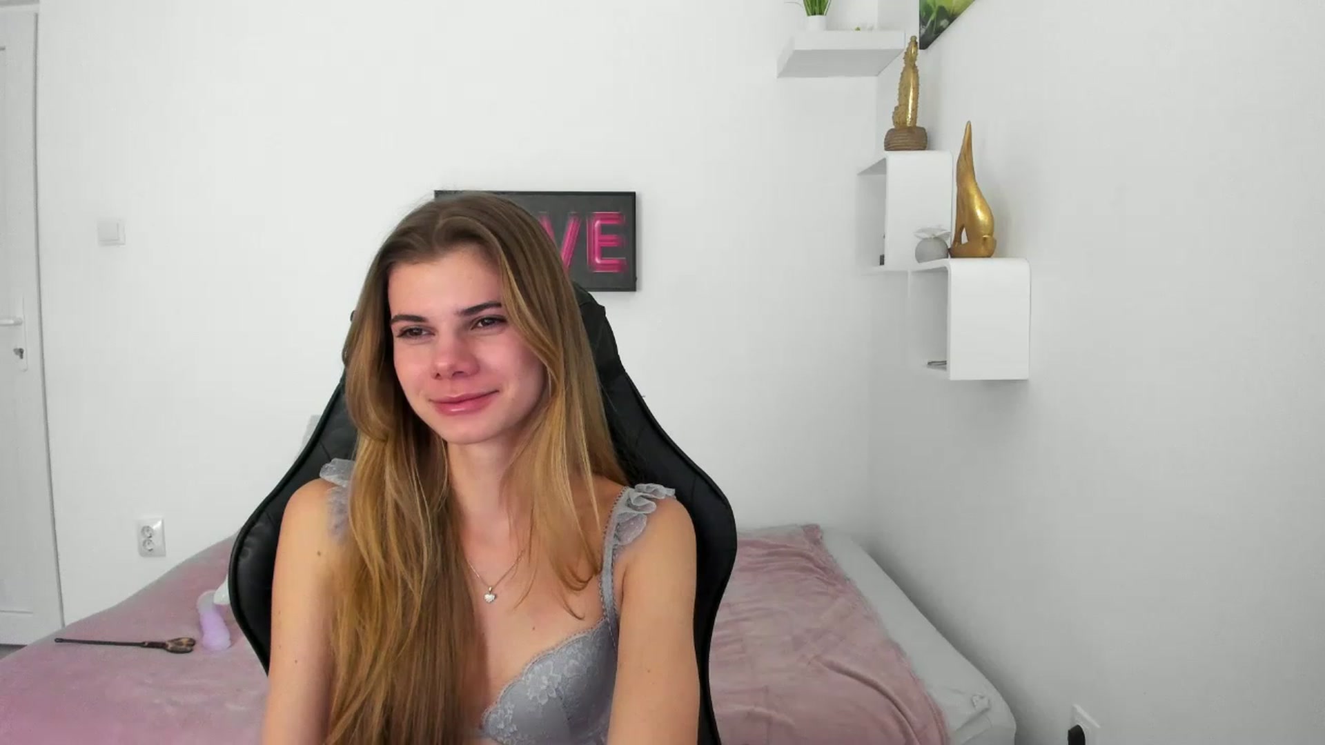 Gallery image thumbnail from RileyReid_18's myfreecams stream on, 12/10/2022, 16:11 image 8 of 20