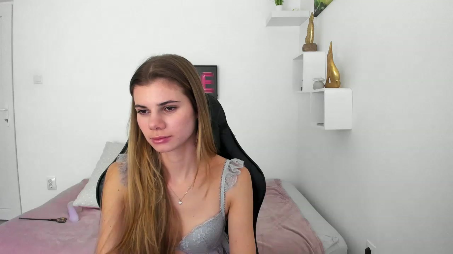 Gallery image thumbnail from RileyReid_18's myfreecams stream on, 12/10/2022, 16:11 image 2 of 20