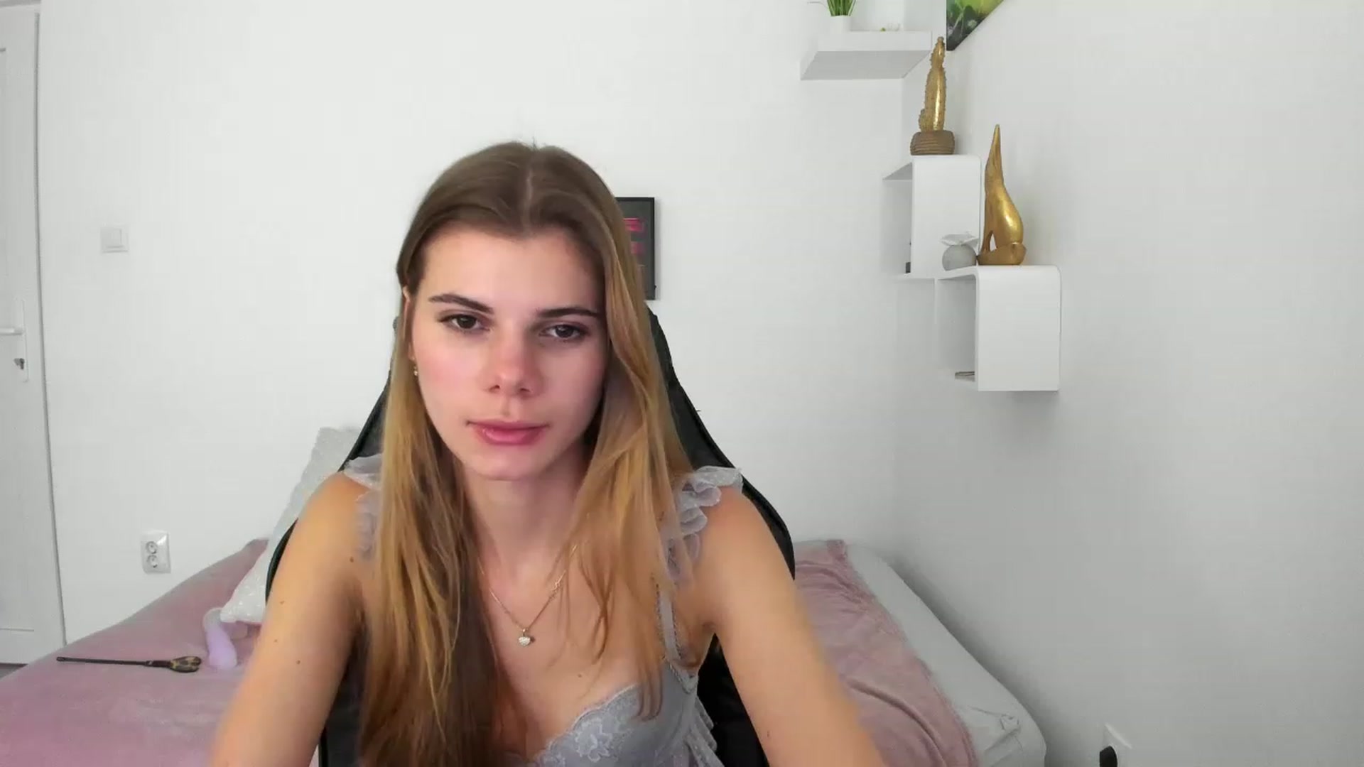 Gallery image thumbnail from RileyReid_18's myfreecams stream on, 12/10/2022, 16:11 image 10 of 20