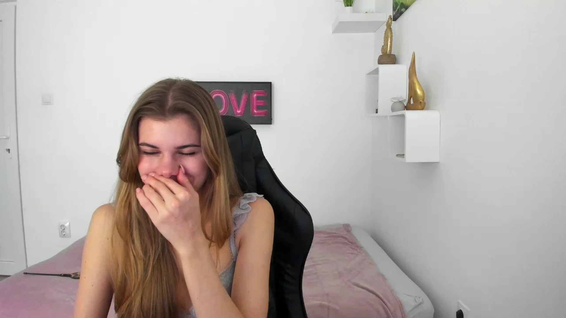 Gallery image thumbnail from RileyReid_18's myfreecams stream on, 12/10/2022, 16:11 image 7 of 20