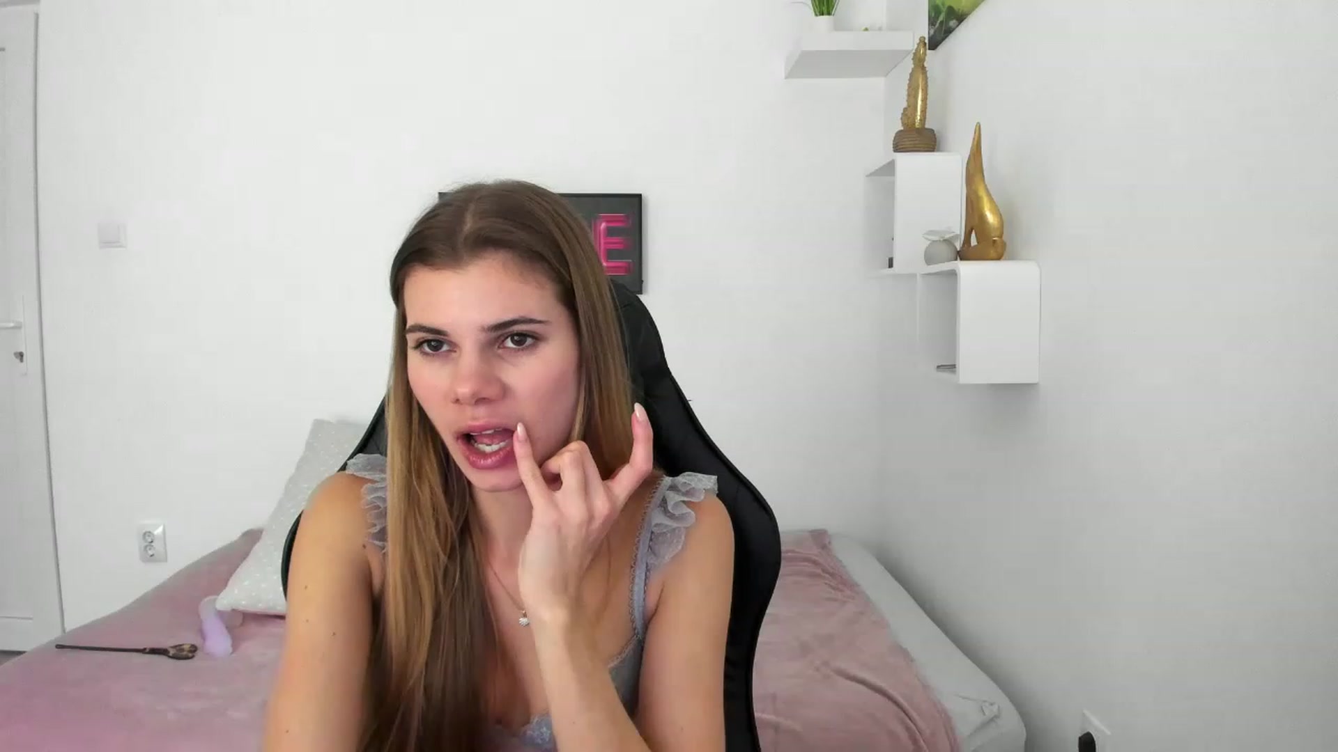 Gallery image thumbnail from RileyReid_18's myfreecams stream on, 12/10/2022, 16:11 image 3 of 20