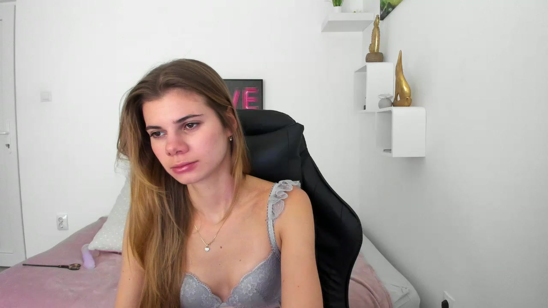 Gallery image thumbnail from RileyReid_18's myfreecams stream on, 12/10/2022, 16:11 image 19 of 20