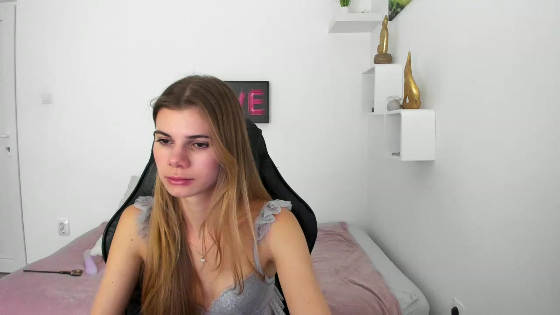 Gallery image thumbnail from RileyReid_18's myfreecams stream on, 12/10/2022, 16:11 image 11 of 20