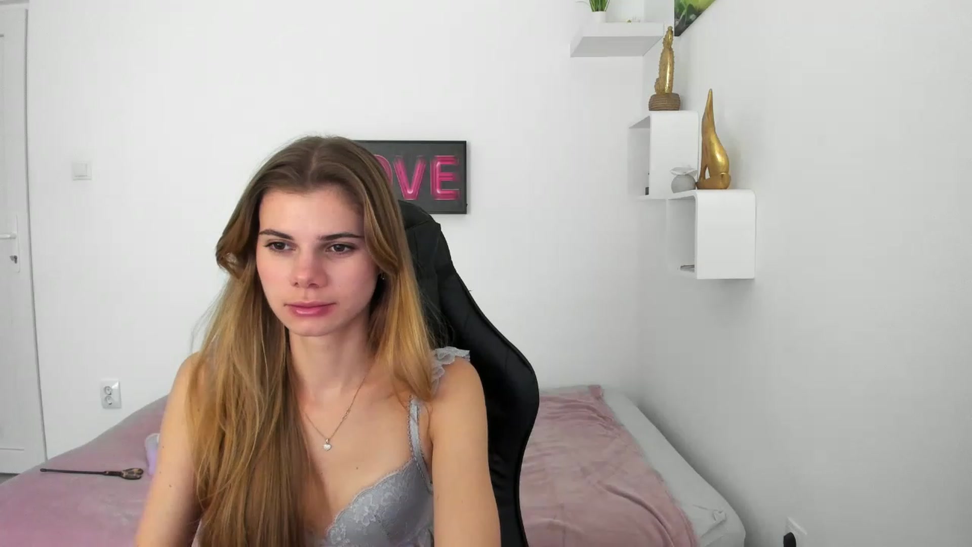 Gallery image thumbnail from RileyReid_18's myfreecams stream on, 12/10/2022, 16:11 image 6 of 20