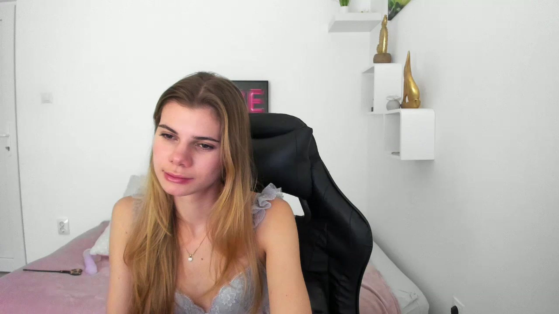 Gallery image thumbnail from RileyReid_18's myfreecams stream on, 12/10/2022, 16:52 image 5 of 20