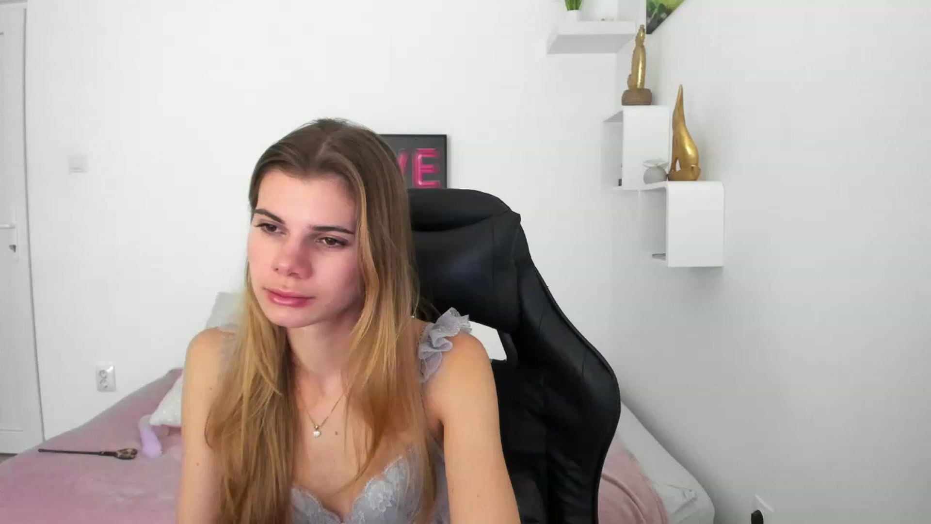 Gallery image thumbnail from RileyReid_18's myfreecams stream on, 12/10/2022, 16:52 image 6 of 20