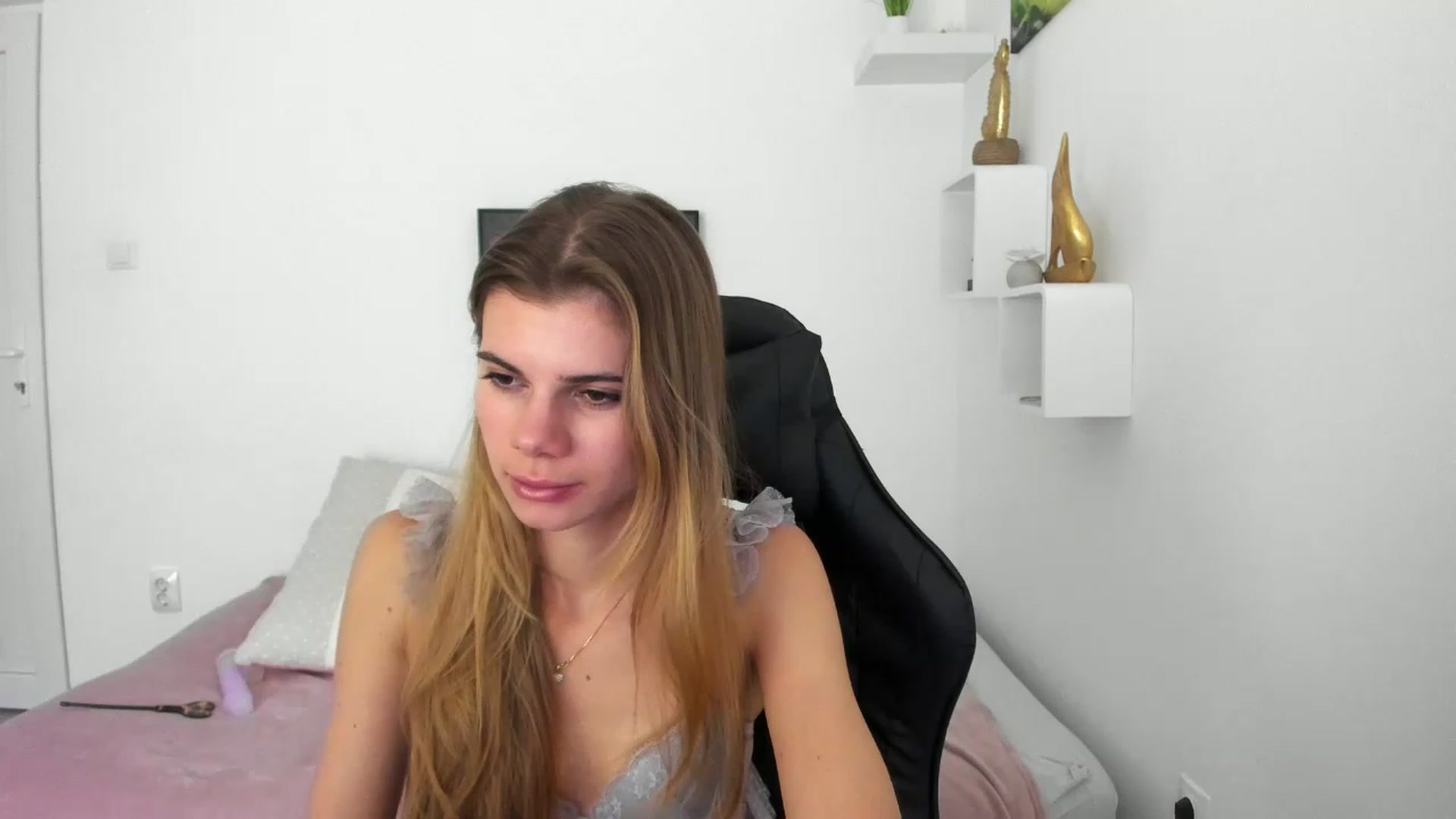Gallery image thumbnail from RileyReid_18's myfreecams stream on, 12/10/2022, 16:52 image 8 of 20