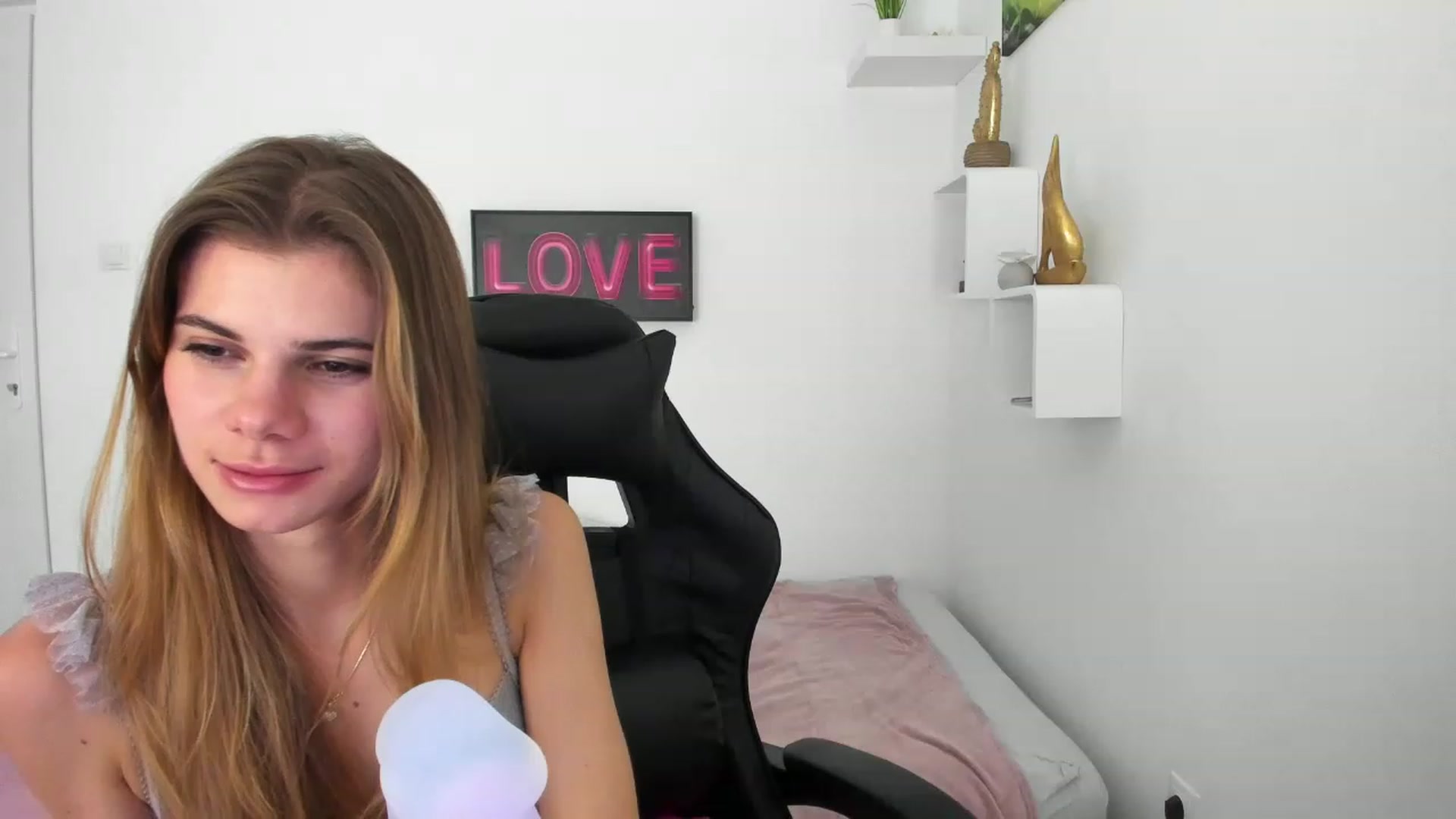 Gallery image thumbnail from RileyReid_18's myfreecams stream on, 12/10/2022, 16:52 image 18 of 20