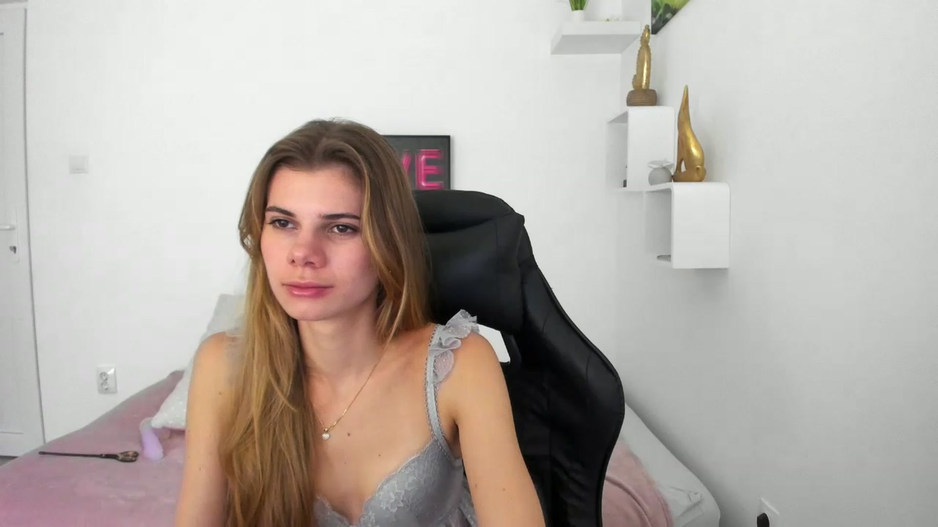 Gallery image thumbnail from RileyReid_18's myfreecams stream on, 12/10/2022, 16:52 image 10 of 20