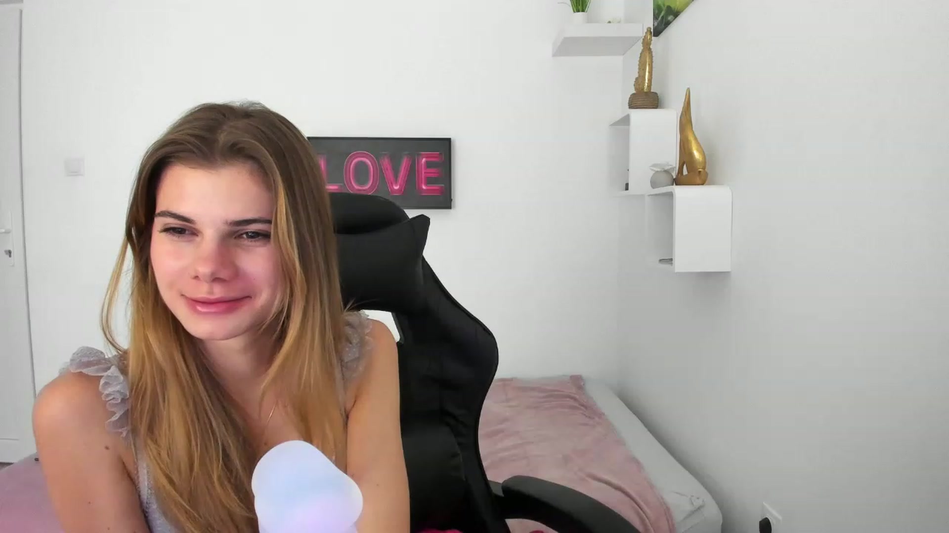 Gallery image thumbnail from RileyReid_18's myfreecams stream on, 12/10/2022, 16:52 image 17 of 20